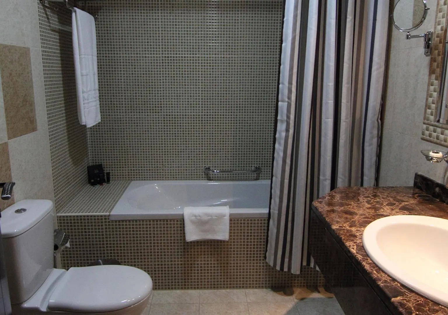 דובאי Home To Home Apartments 3*,