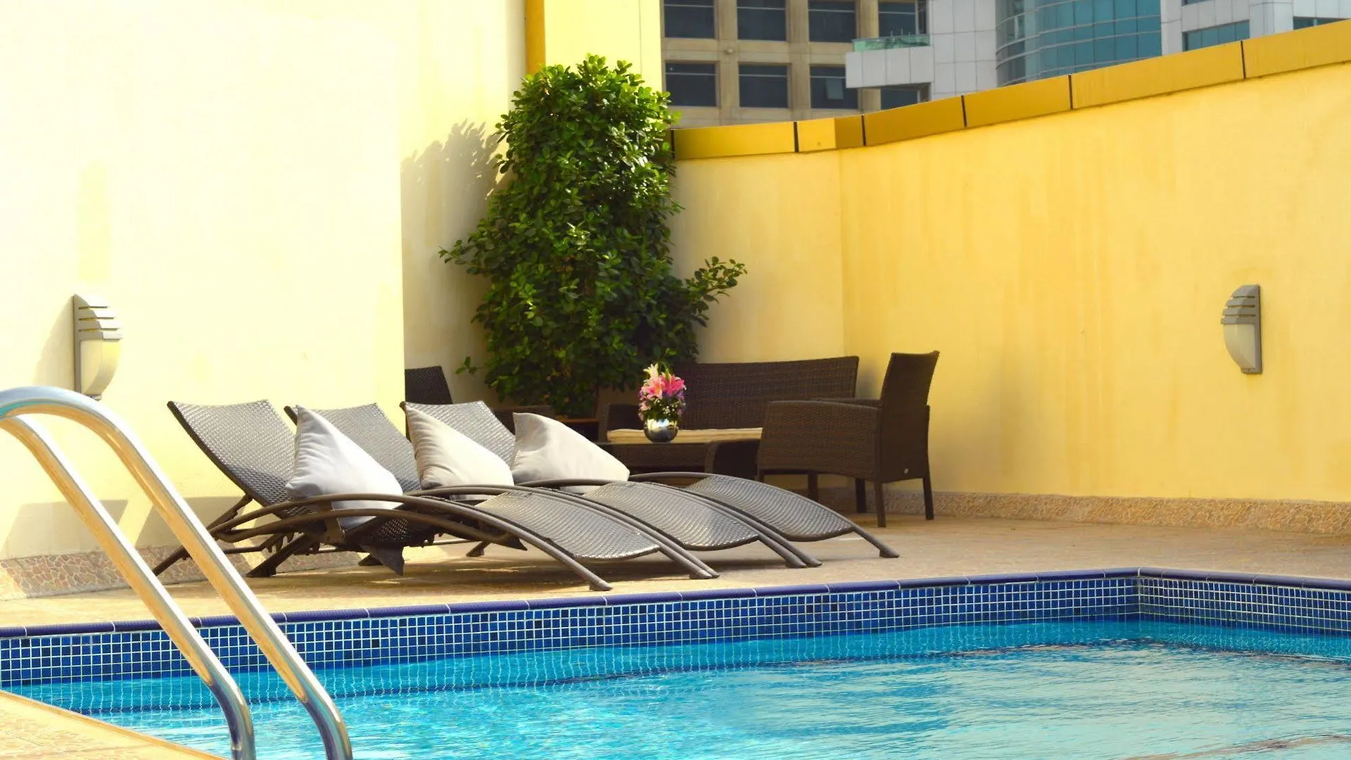 Home To Home Apartments Dubai 3*,